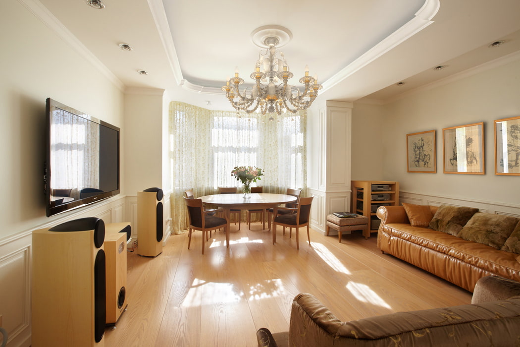 plafond blanc dans le salon