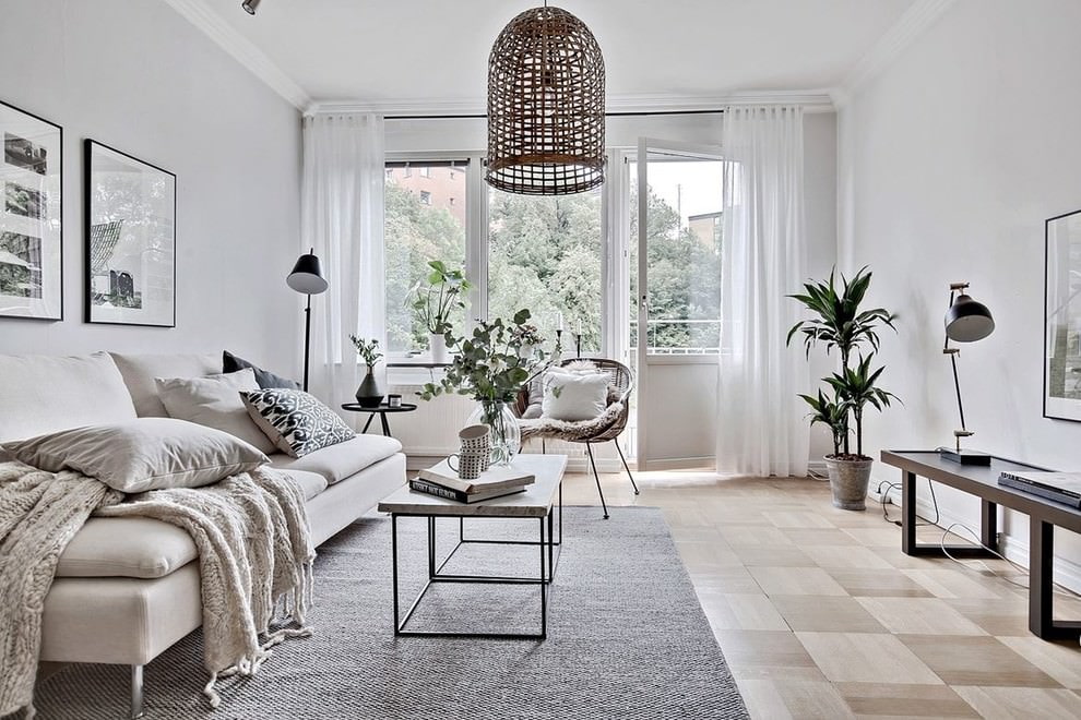 Rideaux en tulle dans une salle de style scandinave