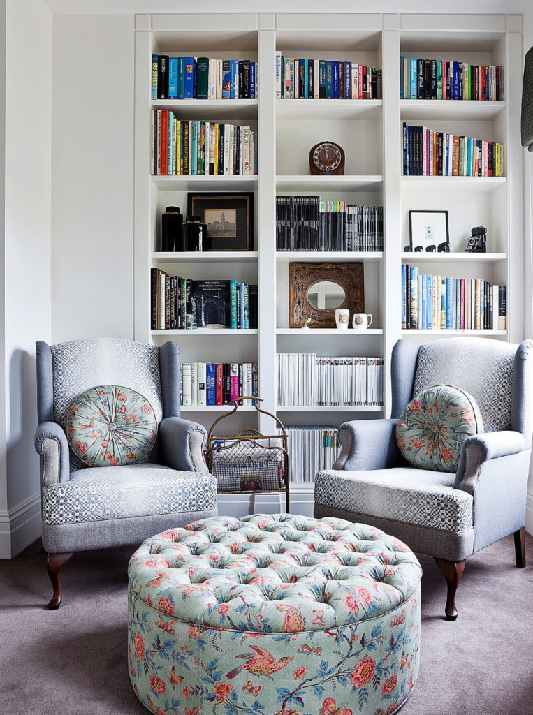 Pouf au lieu d'une table basse dans un petit salon