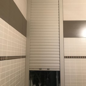 Niche sanitaire dans le mur d'une salle de bain séparée