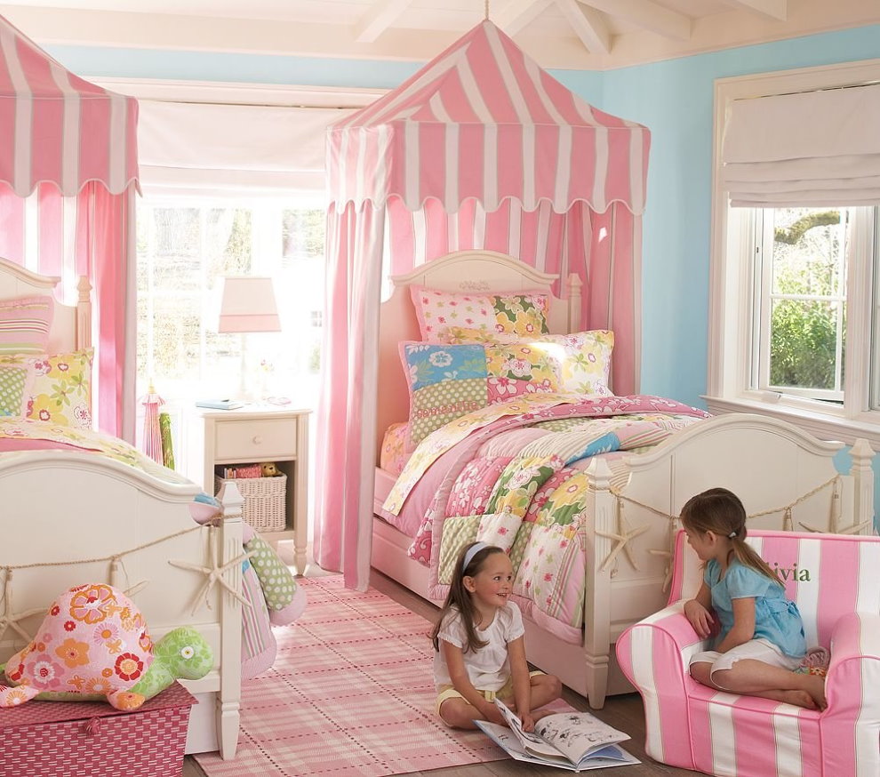 Intérieur de la chambre d'enfants rose