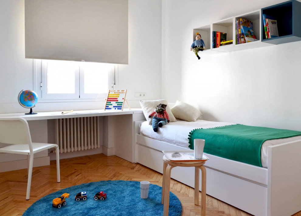 Store à enrouleur sur la fenêtre d'une petite chambre d'enfant