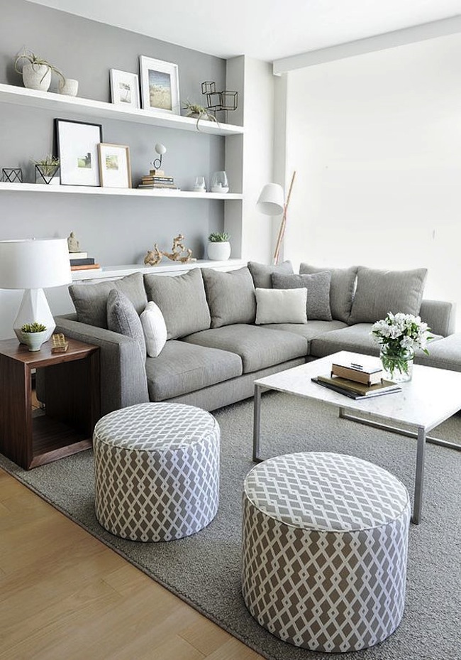 L'intérieur d'un petit salon dans une palette gris-blanc