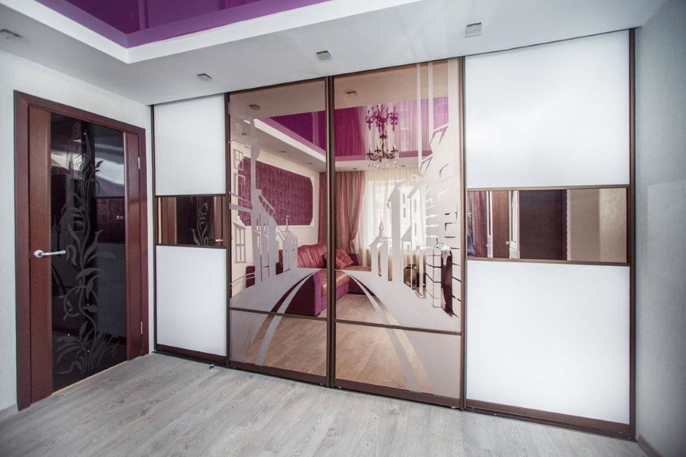 Portes miroir de l'armoire dans le couloir de l'appartement