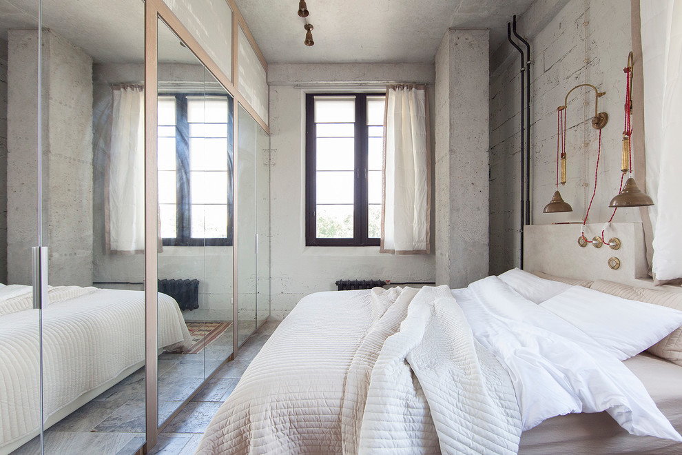 Armoire avec miroirs dans une chambre étroite