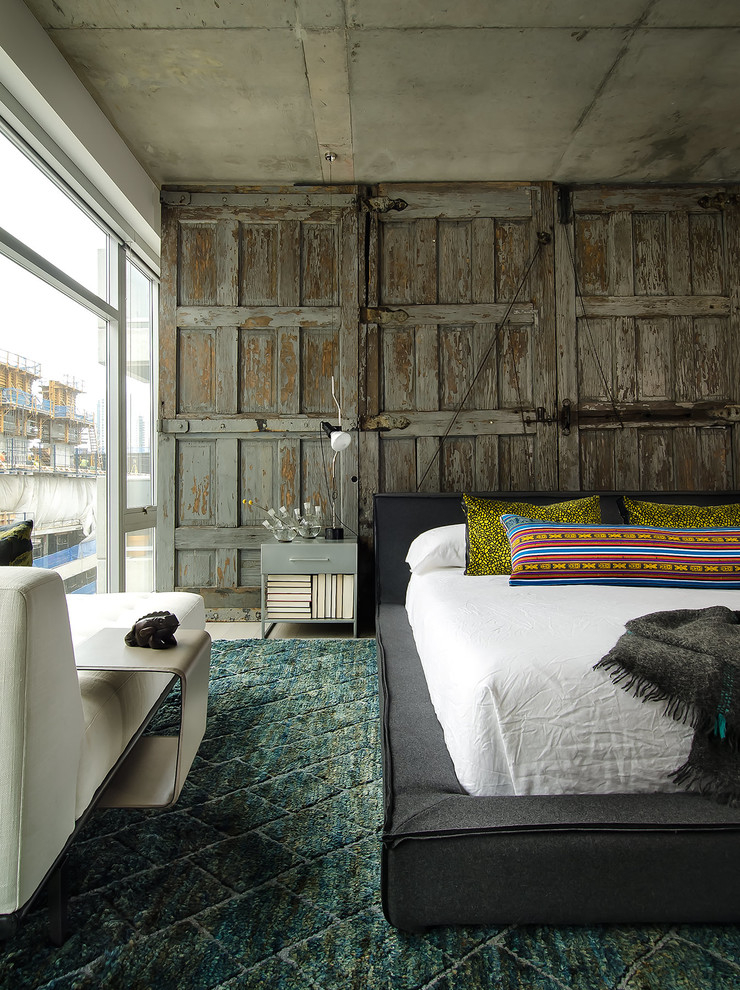 Cloison de vieilles portes en bois dans une chambre