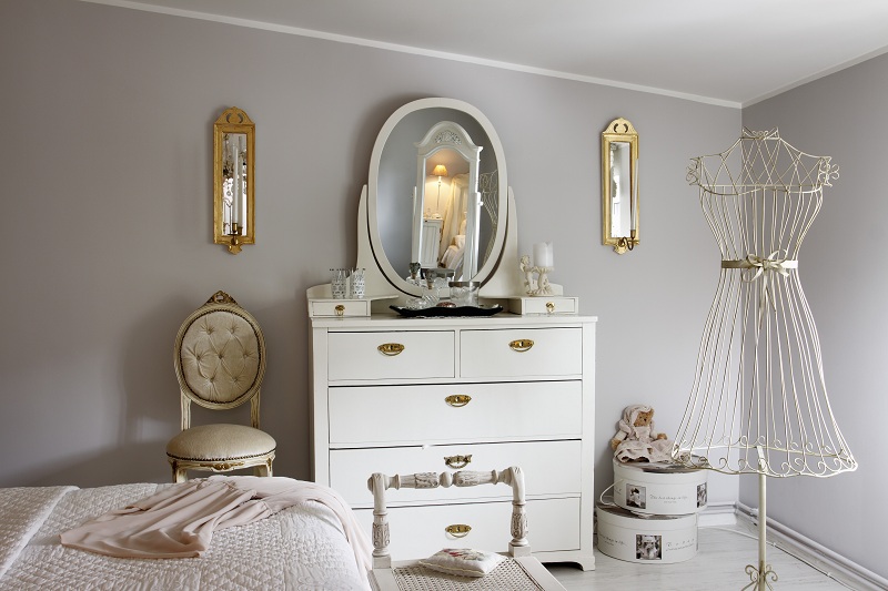 Miroir commode dans une chambre classique