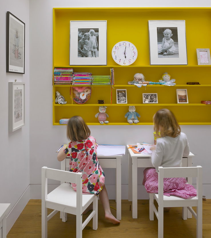 Lieu de travail pour les filles d'âge préscolaire