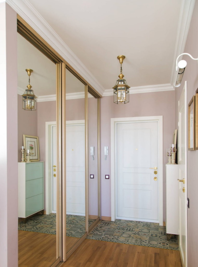 Armoire à miroir à l'intérieur du couloir de l'appartement