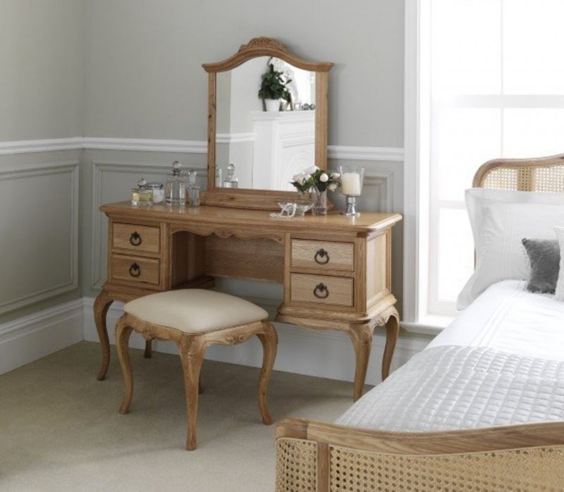 Coiffeuse en bois dans une chambre lumineuse