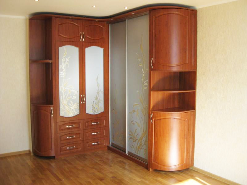 Armoire d'angle avec sections de rayon