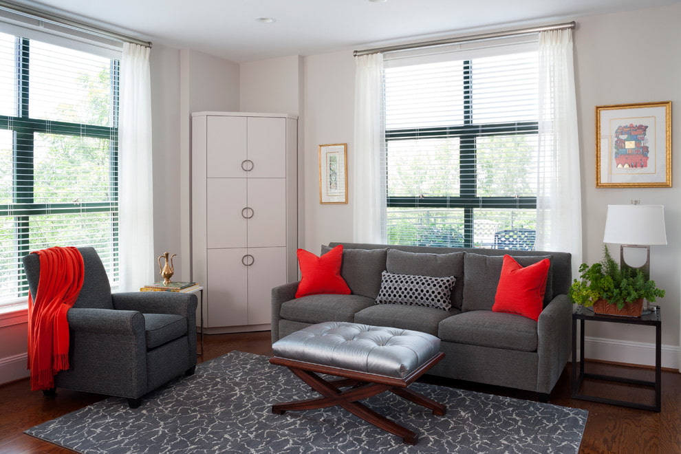 Armoire blanche dans le coin du salon avec un canapé gris