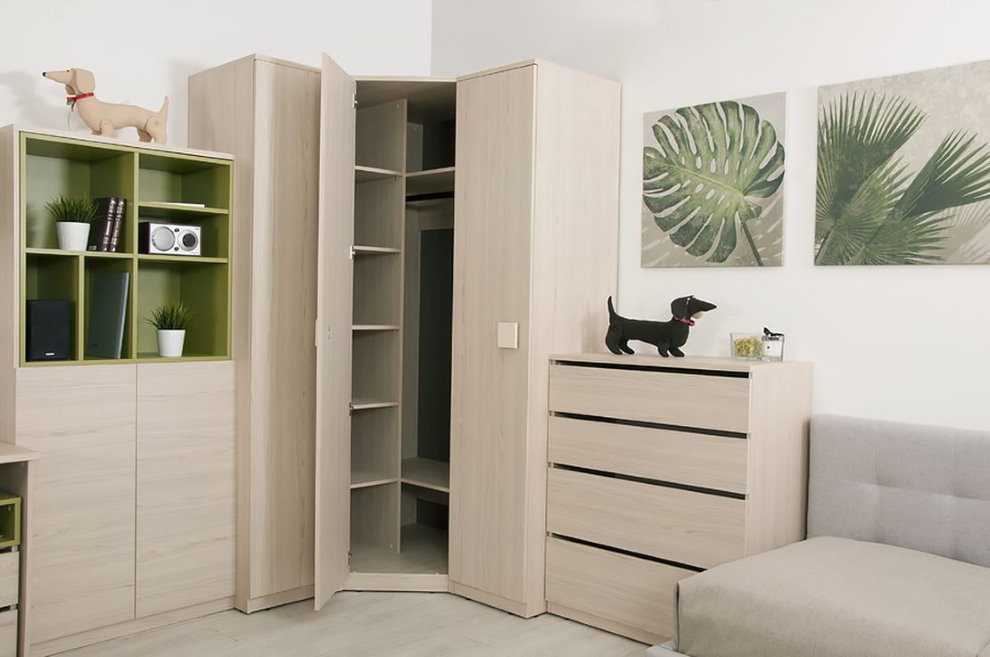 Armoire d'angle en lin dans une salle de style moderne