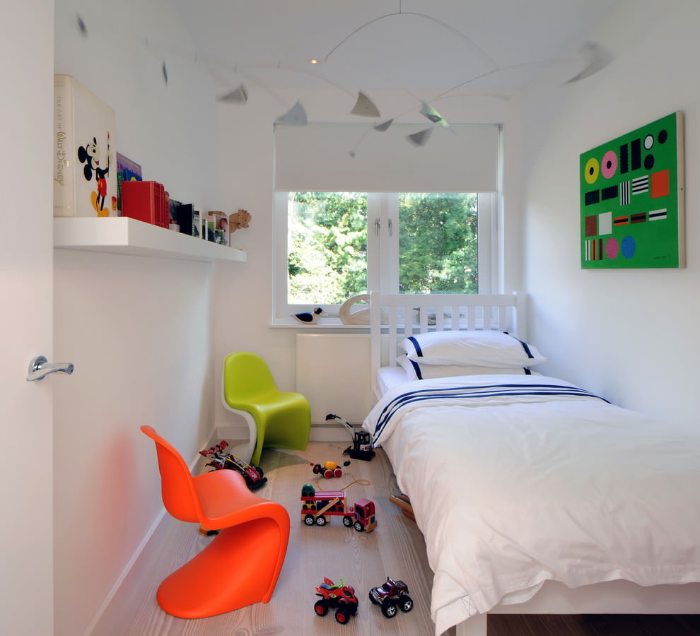 Petite chambre d'enfants lumineuse