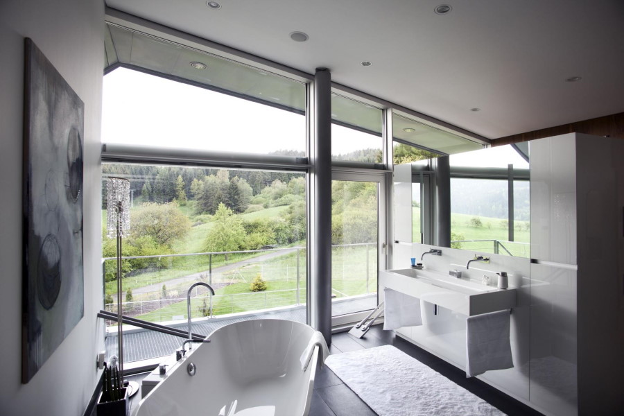 Fenêtre panoramique dans la salle de bain d'une maison de campagne