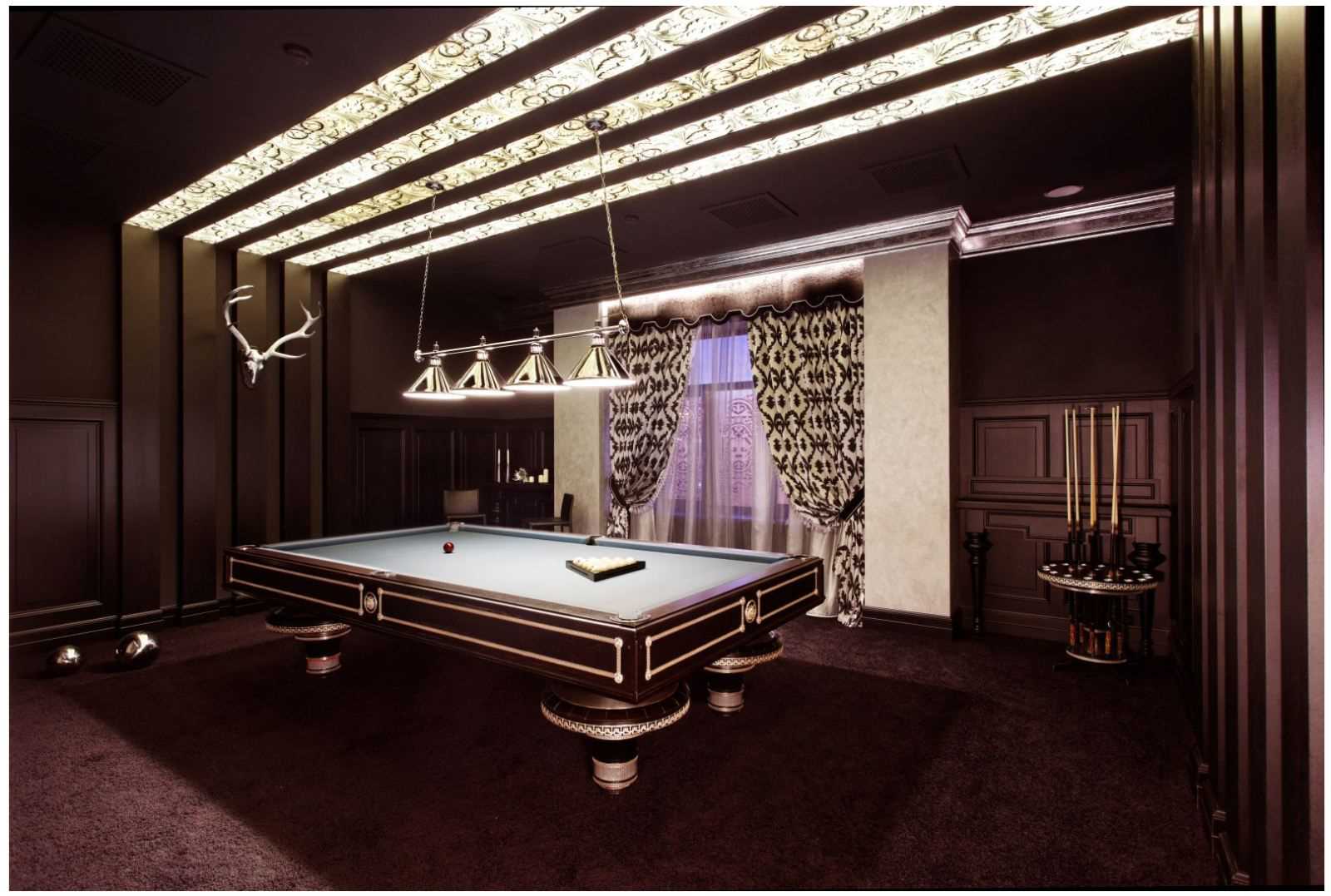 salle de billard intérieur élégant