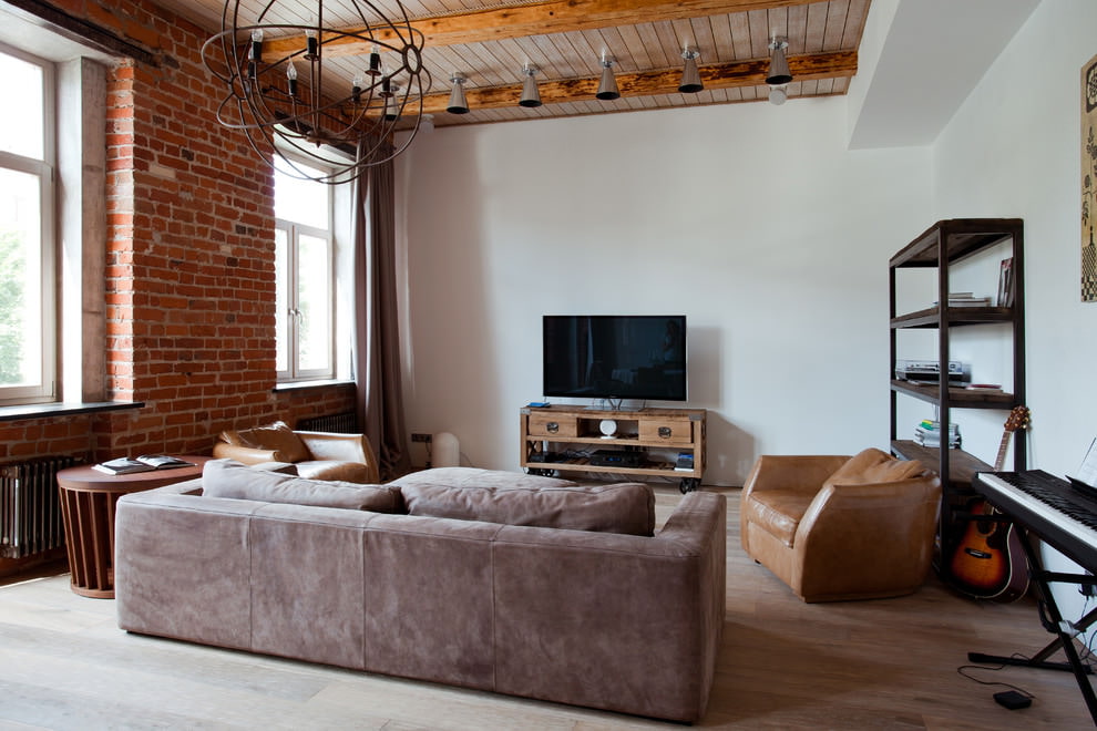 Intérieur de style loft avec mur de briques