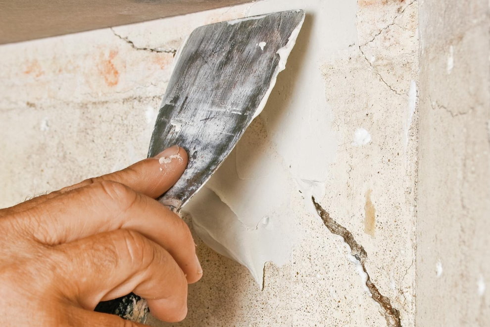 Le mastic à faire soi-même se fissure sur le mur de béton du balcon