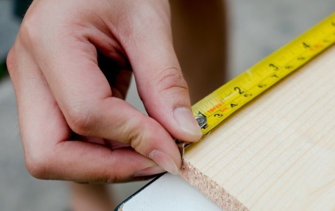 Mesure de la longueur de la doublure pour calculer la doublure du balcon