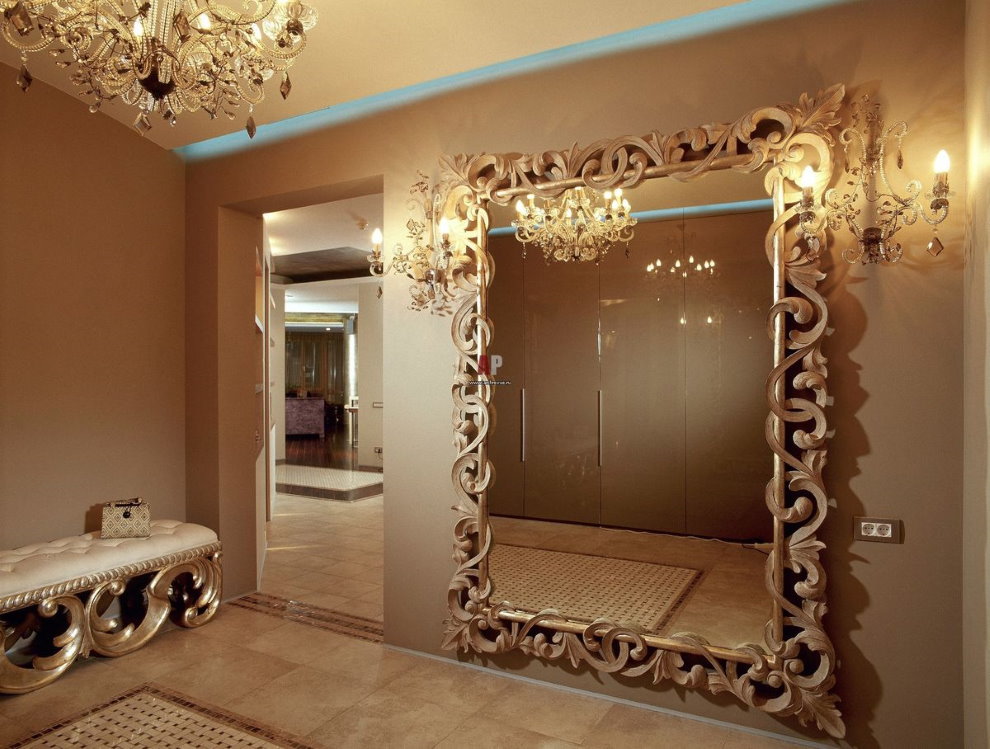 Grand miroir dans le couloir de style classique