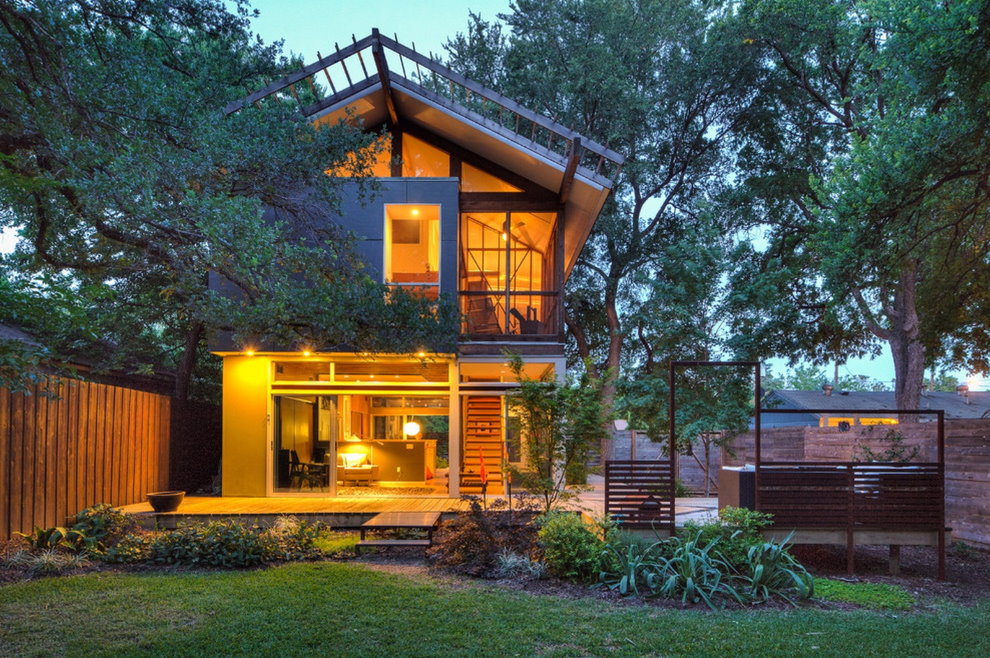 Éclairage de l'entrée d'une maison de campagne