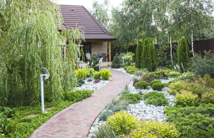 Jardin de rocaille en pierre à l'avant du site