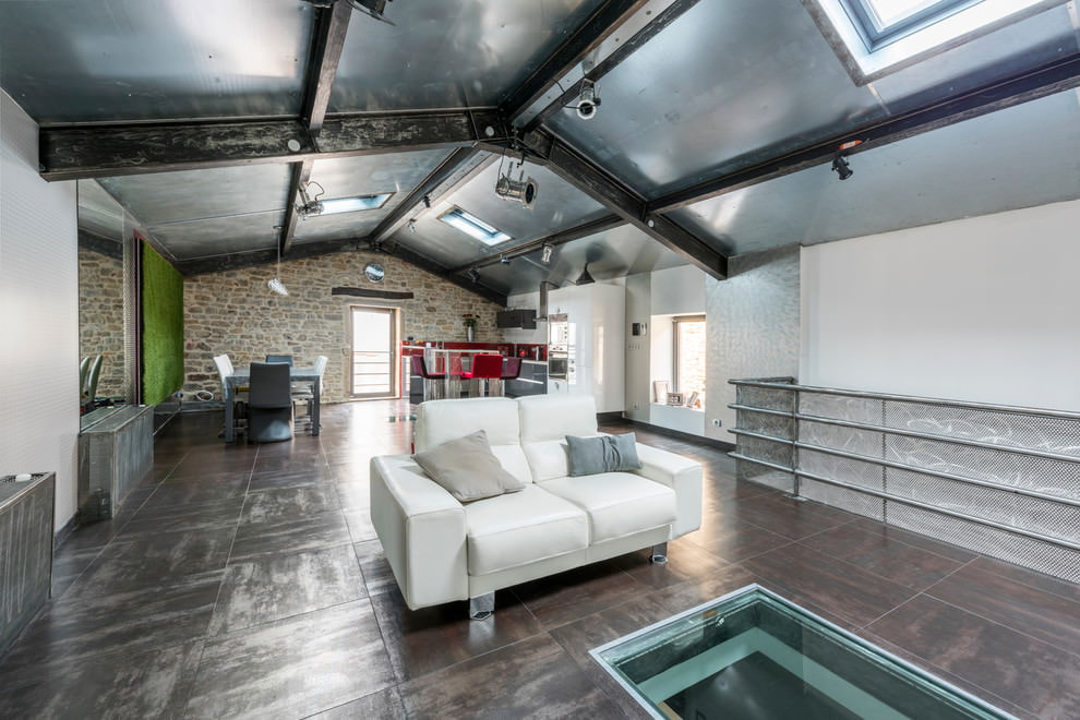 Poutres d'acier au plafond du salon dans un style loft