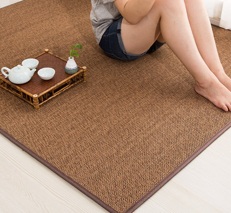 Tapis de bambou sur le sol de la chambre pour la fille