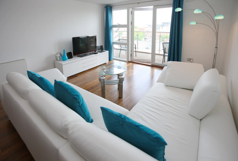 Rideaux turquoise dans une salle blanche