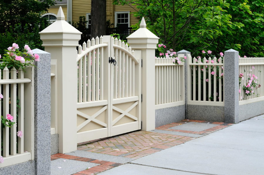 Portail en PVC blanc et portail à l'entrée d'une maison privée