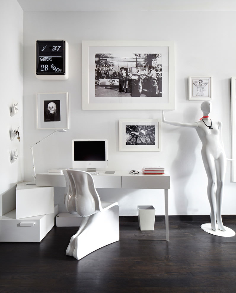 Table blanche dans une salle de style high-tech