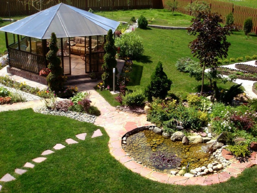 Gazebo confortable dans le jardin