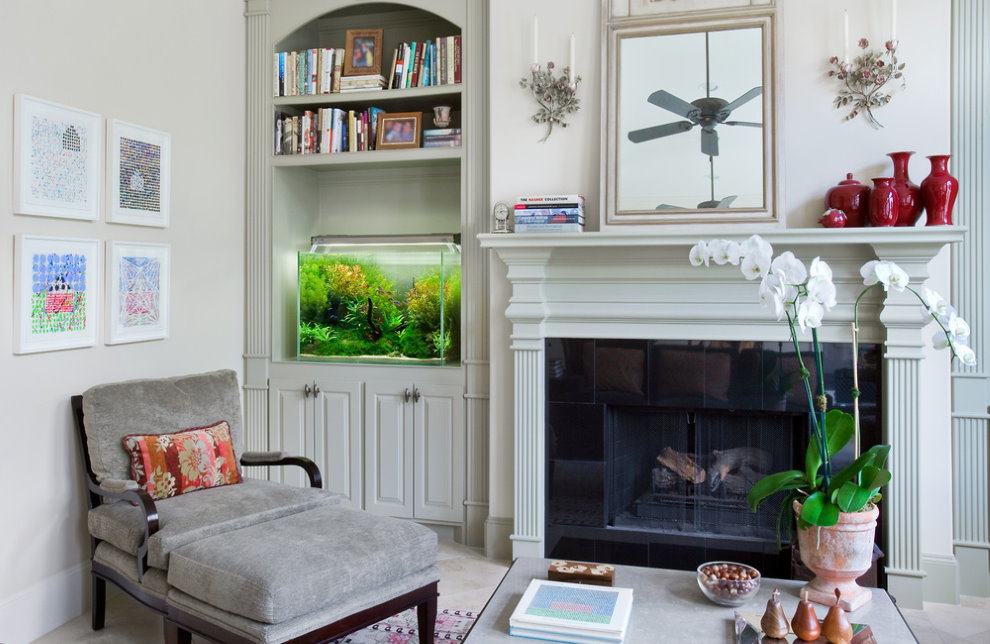 Aquarium décoratif à l'intérieur d'un salon lumineux