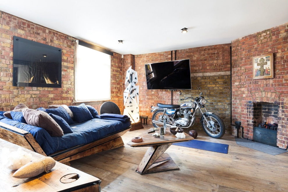 Moto su un pavimento di legno in un salotto in stile loft