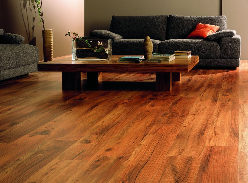 Plancher flottant en bois foncé