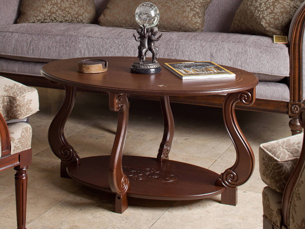 Table basse avec de belles jambes en bois