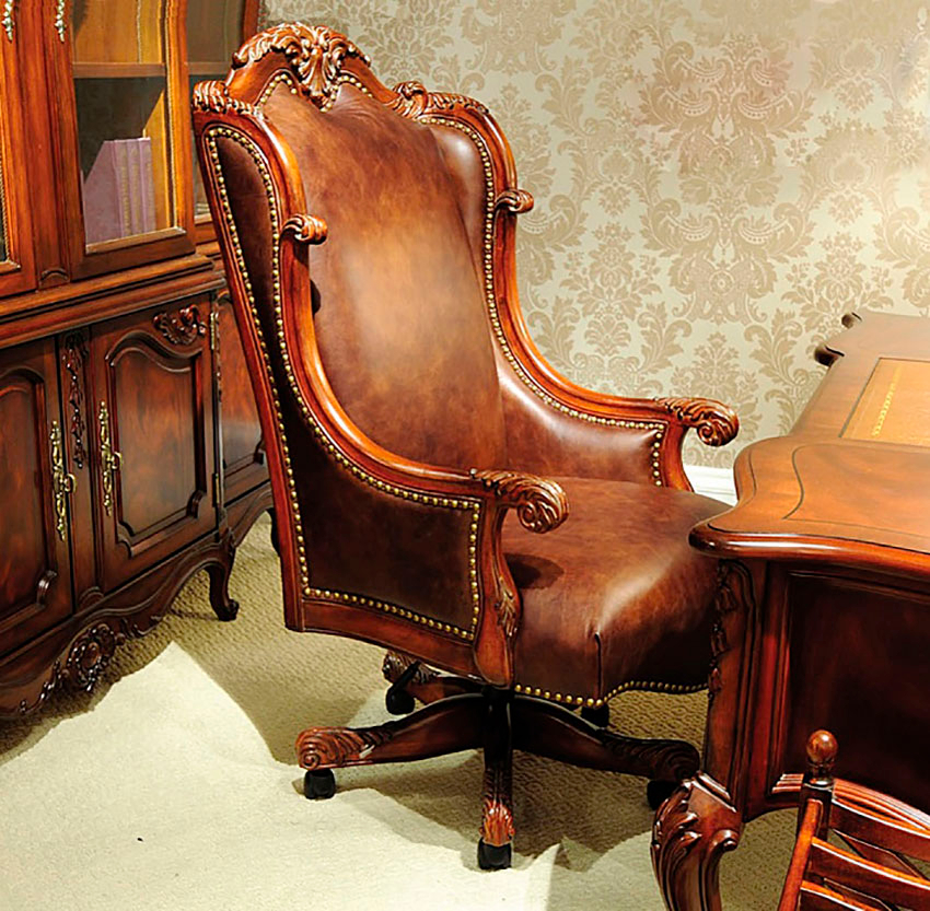 Fauteuil classique dans le bureau à domicile