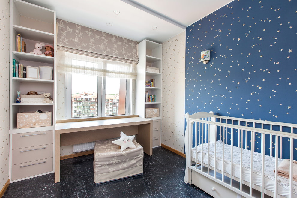 Intérieur de la chambre de bébé avec double rideau romain