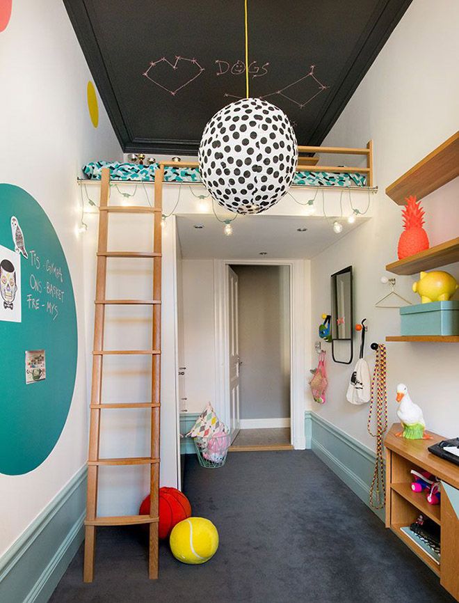 Plafond noir dans une chambre d'enfant superposé