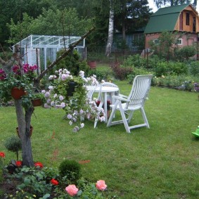 Meubles de jardin sur une pelouse verte