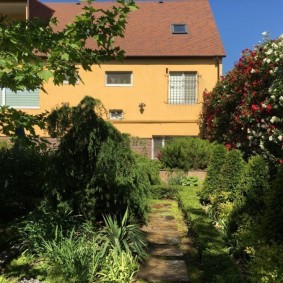 Jardin ombragé sur un terrain de 8 hectares