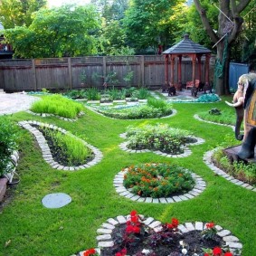 Bordures en briques autour des parterres de jardin