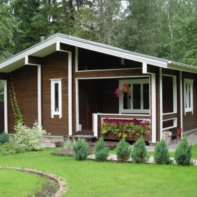 Belle maison aux murs en bois