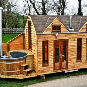 Baignoire compacte avec une police dans la rue