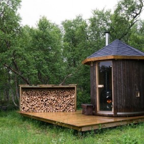 Petit hammam sur un plancher en bois