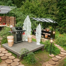 Allées de jardin en coupes de scie en bois