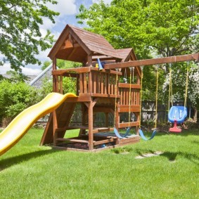 Aire de jeux avec toboggan pour les jeunes enfants