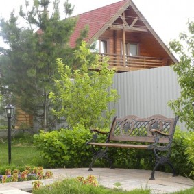 Banc forgé sur un site en béton