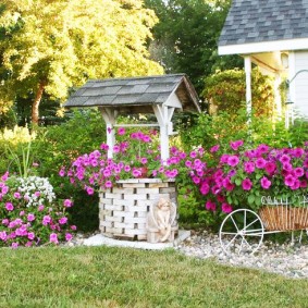 Parterres de fleurs en matériel improvisé