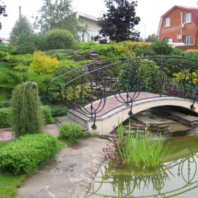 Pont de jardin avec garde-corps en métal